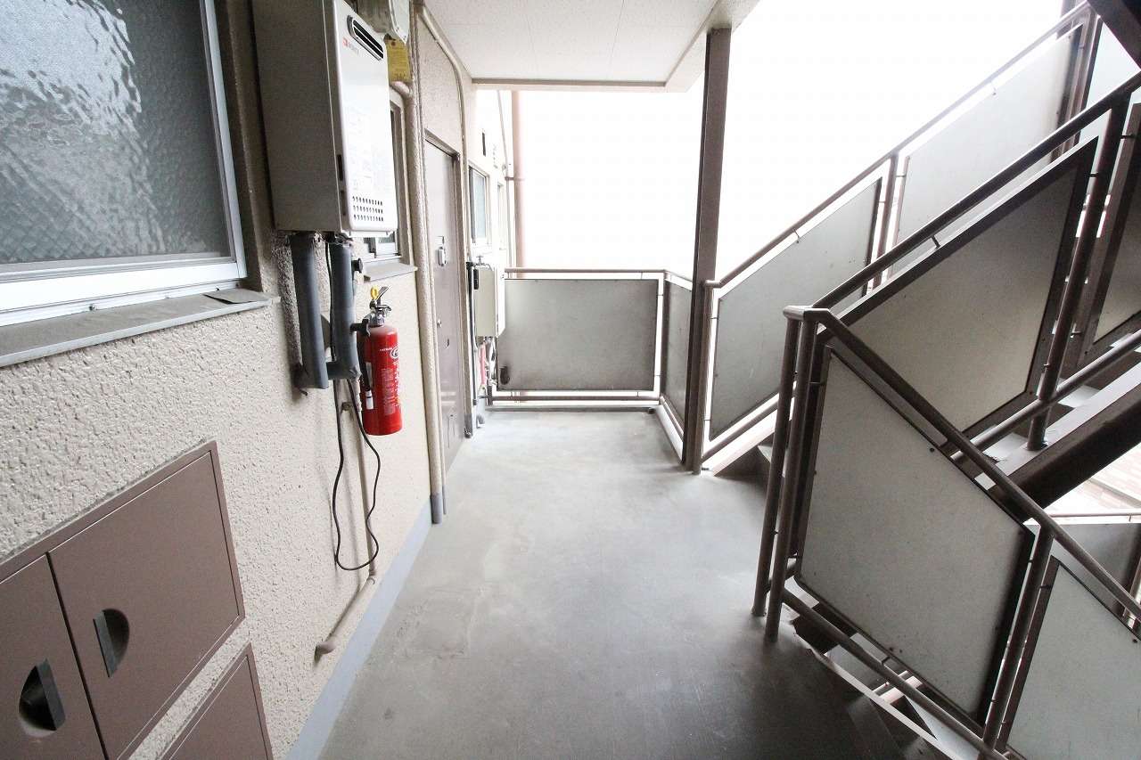 このマンションにはエレベーターが無く、階段での上り下りとなります。弊社の管理で清掃は行き届いています。